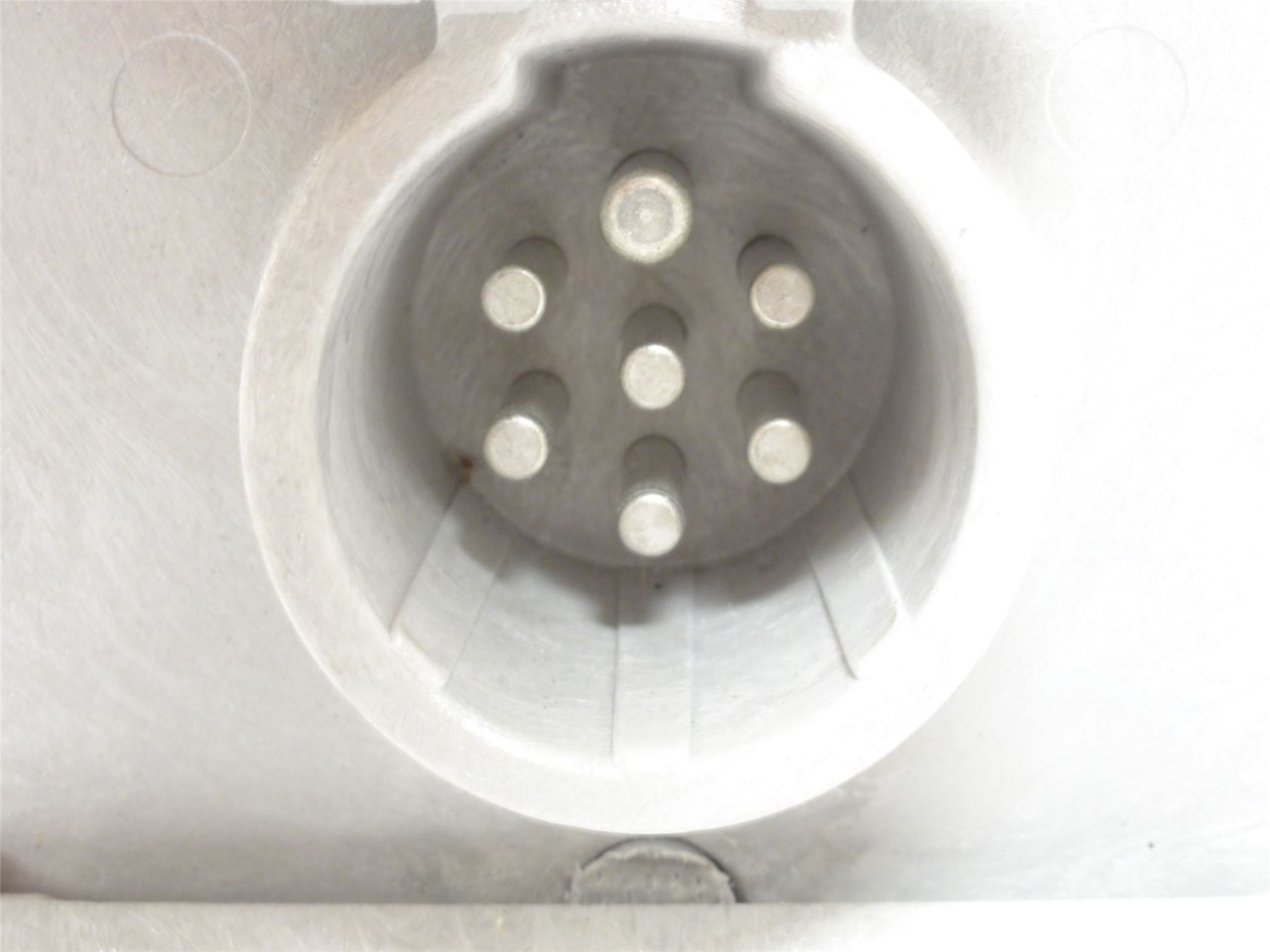 Truck-Lite 50805; NoseBox 7 Solid Pin