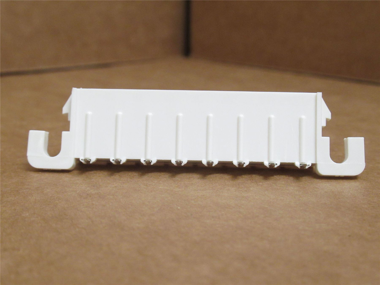 AMP 640584-2; Lot-2; Header Connector; RA; 8Pos; Male Pin