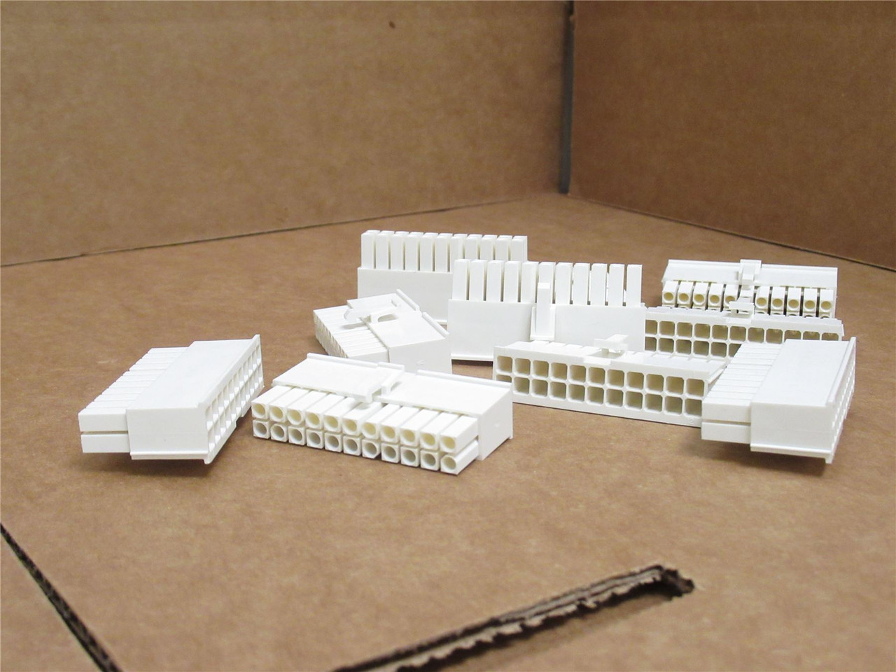 AMP 770586-1; Lot-10 Connector Plugs; 22Pos; 2-Row; Crimp