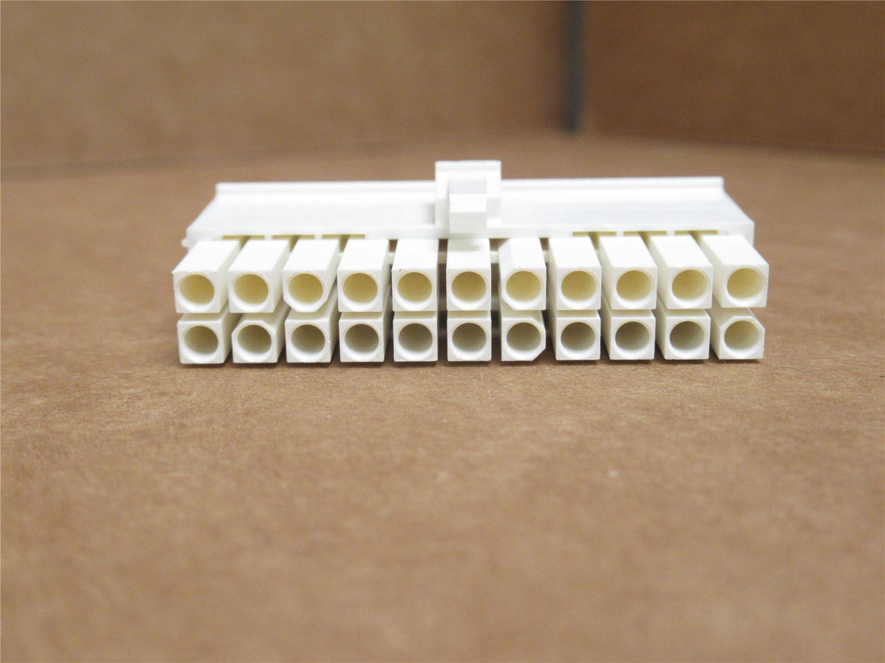 AMP 770586-1; Lot-10 Connector Plugs; 22Pos; 2-Row; Crimp
