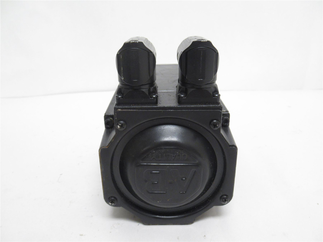 Allen-Bradley MPL-A420--HJ72AA; Servo Motor; 2.8HP; 240VAC