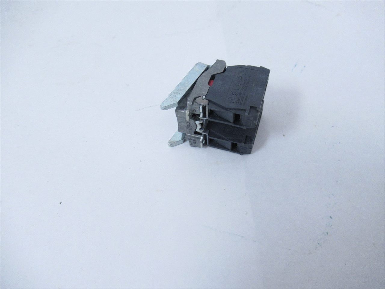 Schneider ZB4 BZ105; Switch 22mm Mounting Base W/1NO AND 1NC