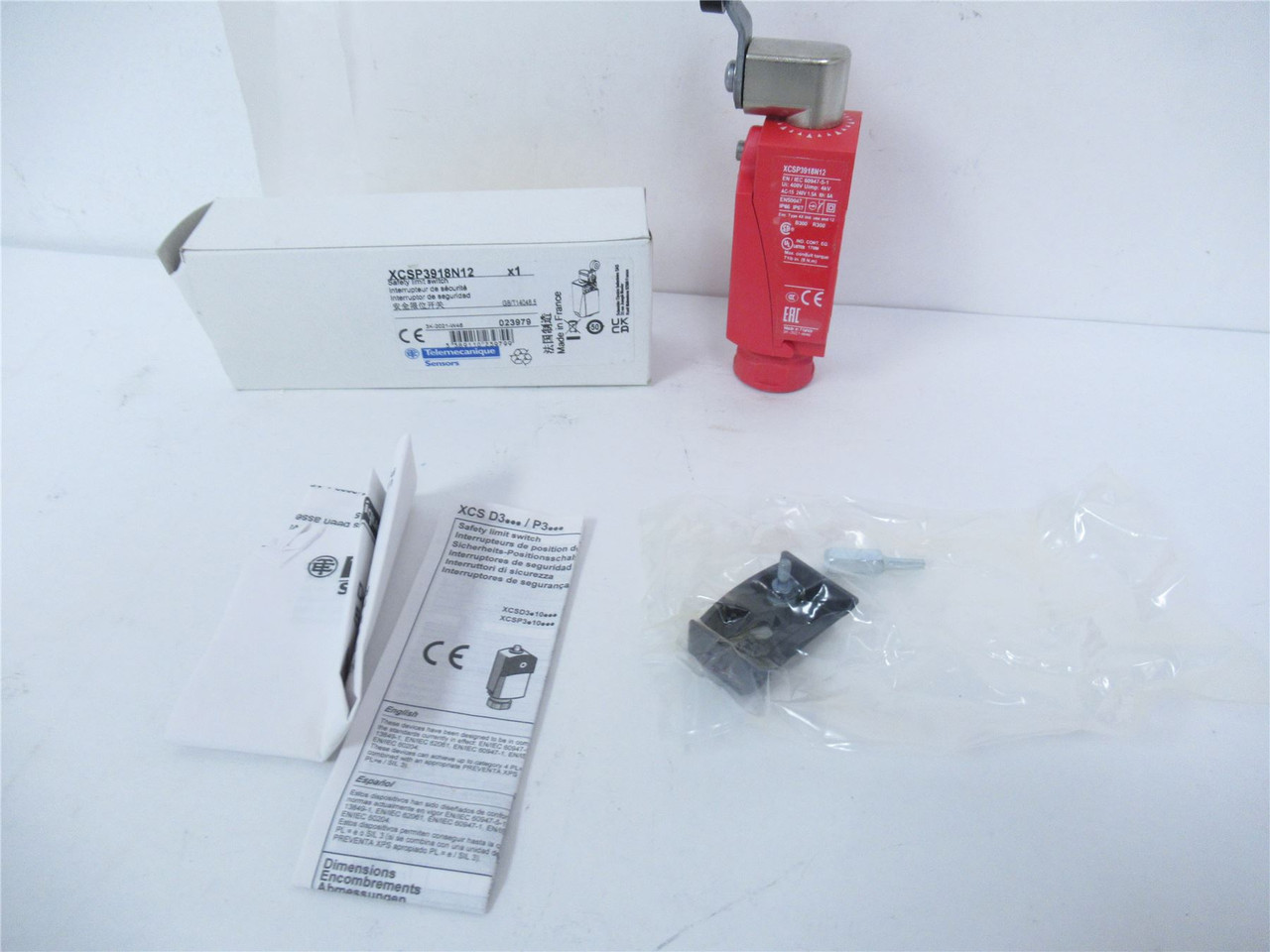 Telemecanique XCSP3918N12; SWITCH SNAP ACT 3PST 1.5A 240V