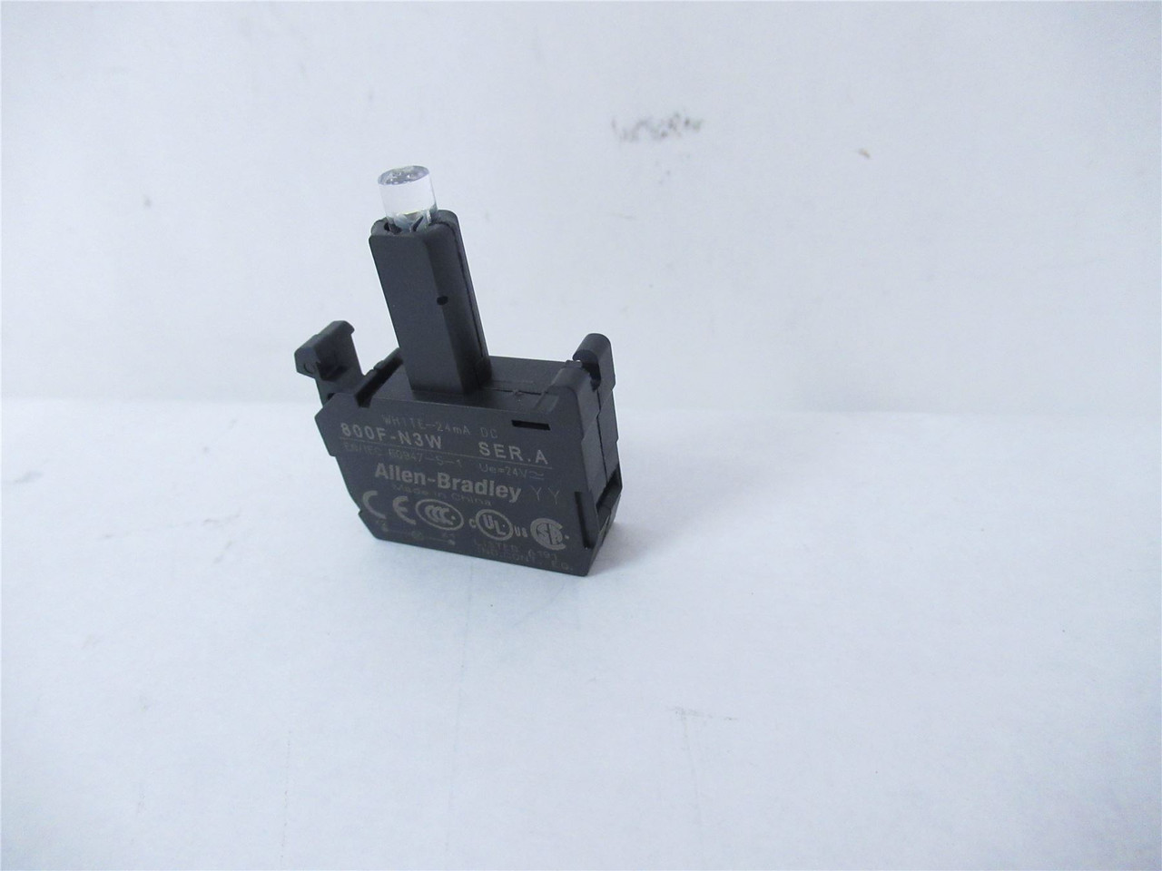 Allen-Bradley 800F-N3W; Switch Pilot Light 24V AC/DC whiteLED