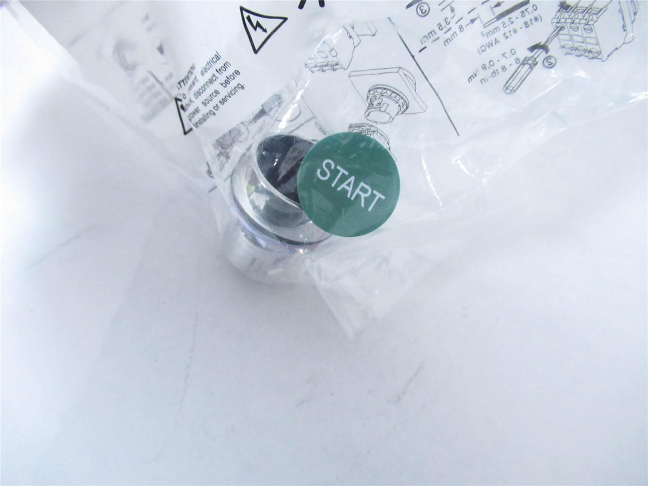 Allen-Bradley 800FM-F301; Pushbutton Momentary  22mm Green