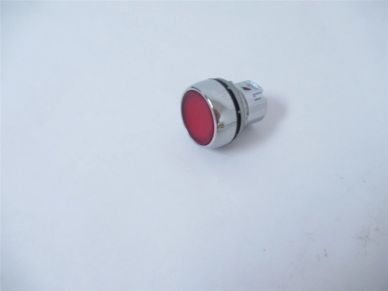 Allen-Bradley 800FM-LF4; Pushbutton Momentary  22mm Red