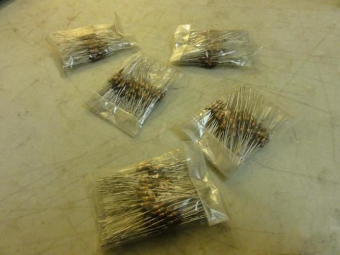 MFG- MDL-Unkn80899; LOT-500; Resistors; 8.2K Ohms