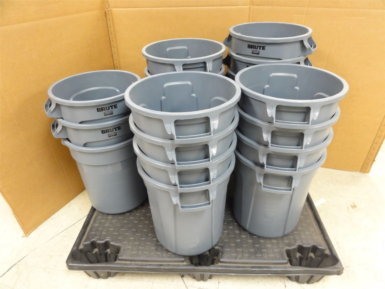 Rubbermaid FG261000GRAY; Lot-20; Brute Trash Cans; 10 Gallon