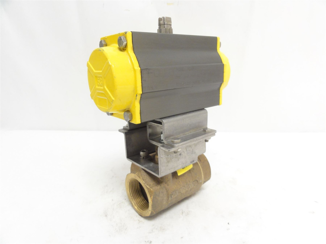 Apollo A0063; Actuated Vacuum Ball Valve; 1-1/4NPT; 3-Way