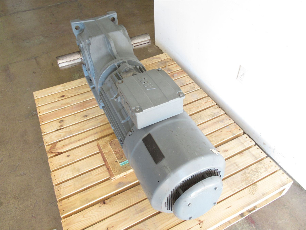 SEW 01.1925915601.0001X14; Gear Motor; 480VAC 118A 37:1 Ratio