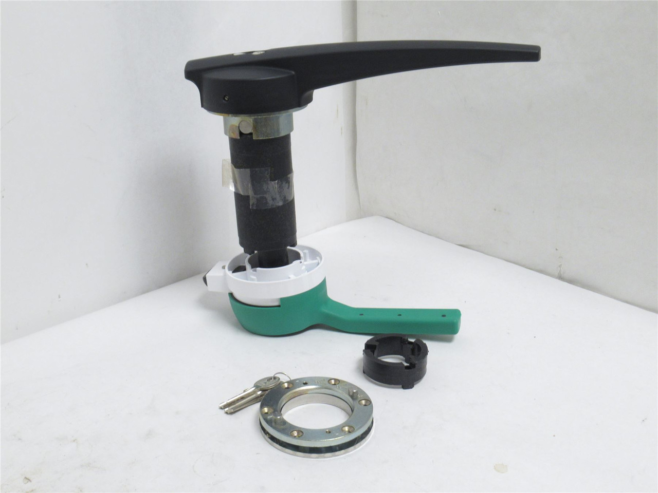 MFG- 305470F; Freezer Night & Day Latch; Right