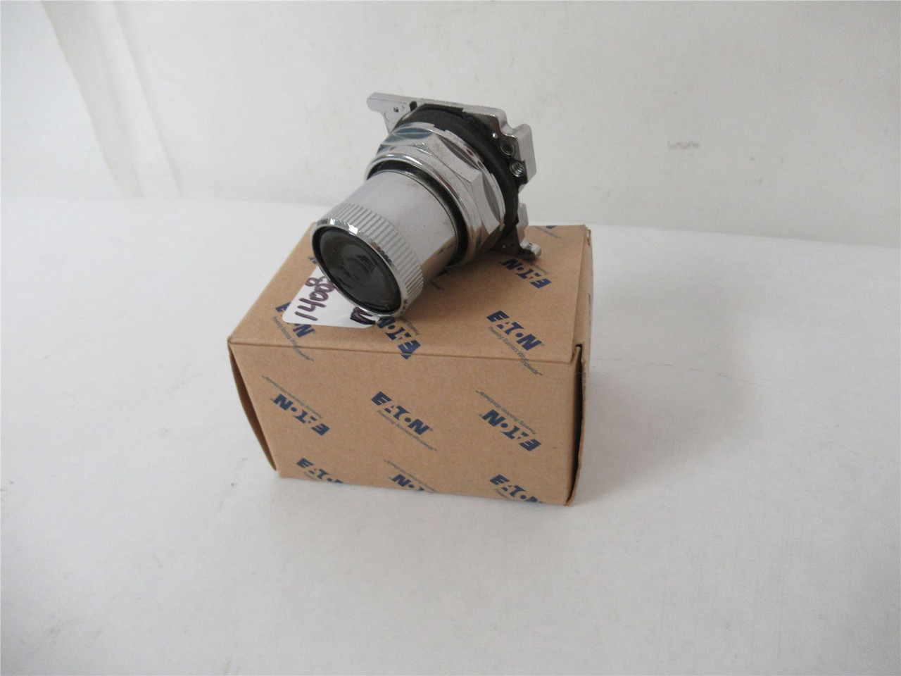 Eaton 10250T24111;  SwitchTwo-position Momentary 30.5mm