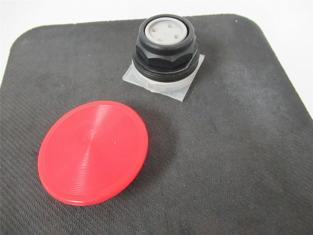 Schneider 9001SKR5R; Pushbutton 55mm Mushroom Cap Operator