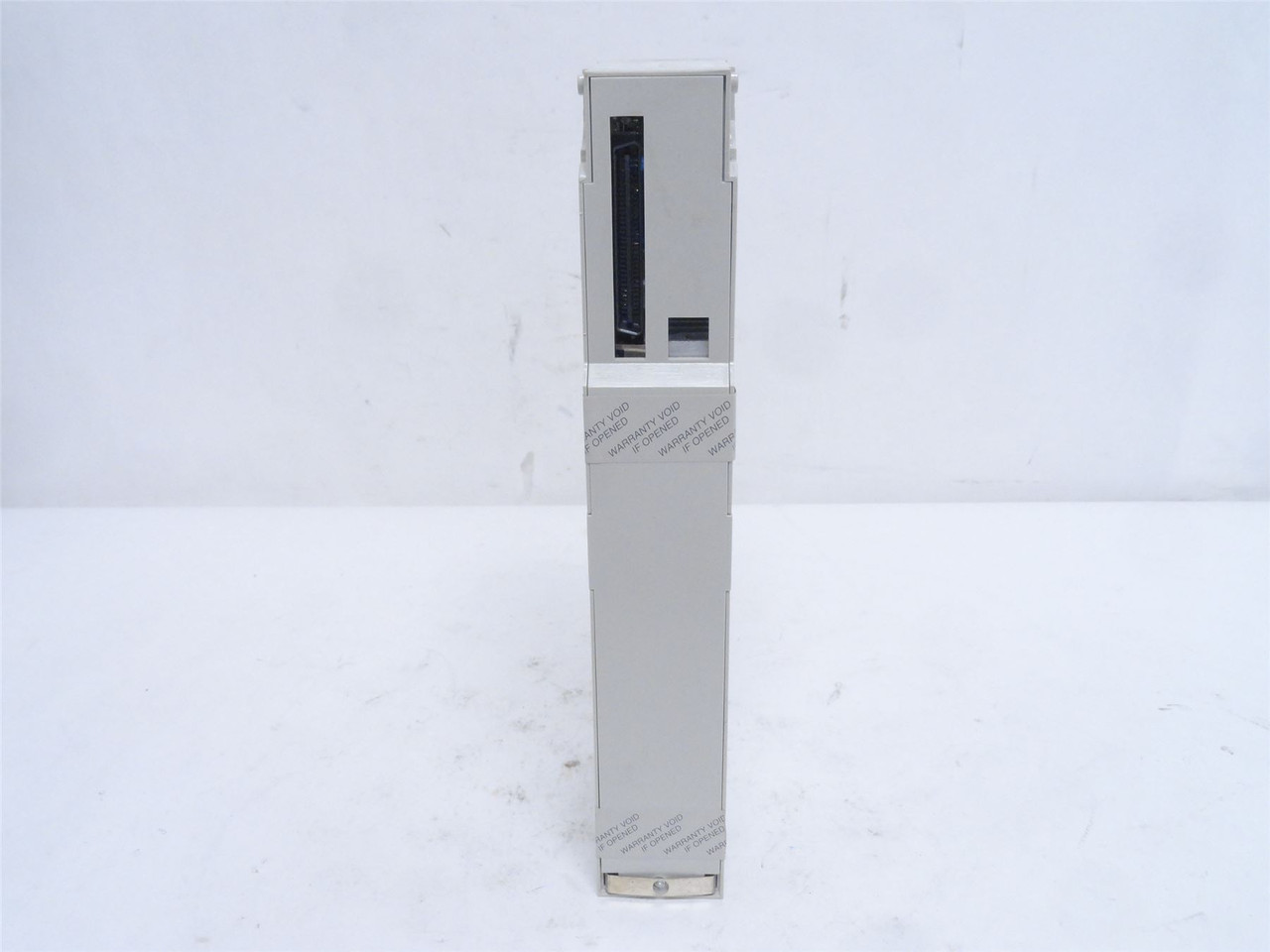 Schneider 140DAO84210; Discrete Output Module; 100-230VAC; 5A