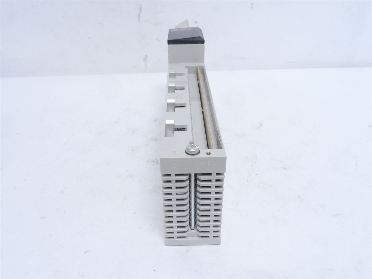 Schneider 140DAO84210; Discrete Output Module; 100-230VAC; 5A