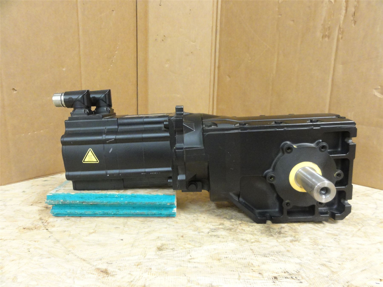 Lenze G50BB124MVAR2C; Servo-Gear Motor; 16.857:1 Ratio; 1.8kW