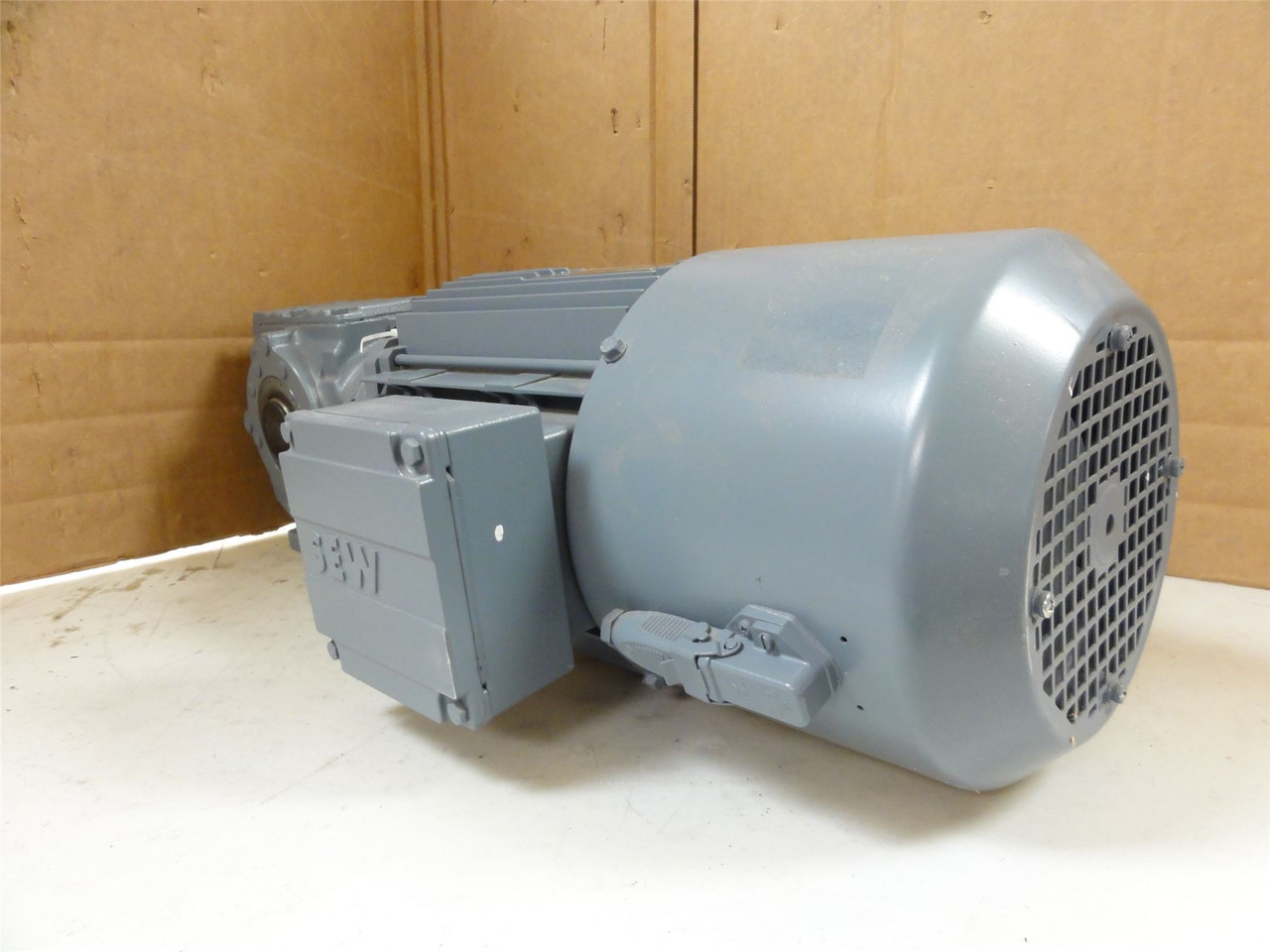 SEW SA47MV100M8/VR; AC Gearmotor 17.62:1 Ratio; 277/480V; 3PH