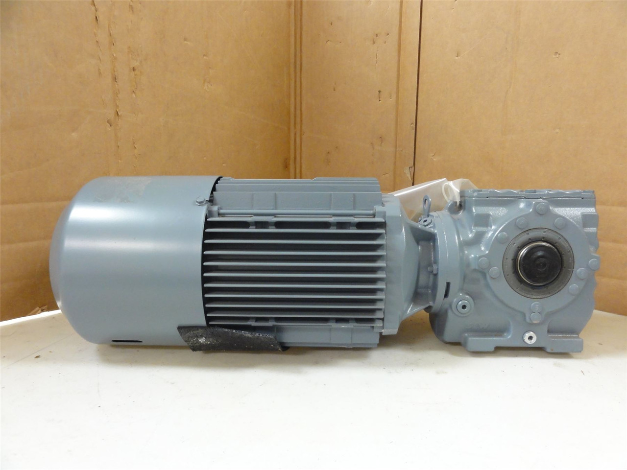 SEW SA47MV100M8/VR; AC Gearmotor 17.62:1 Ratio; 277/480V; 3PH