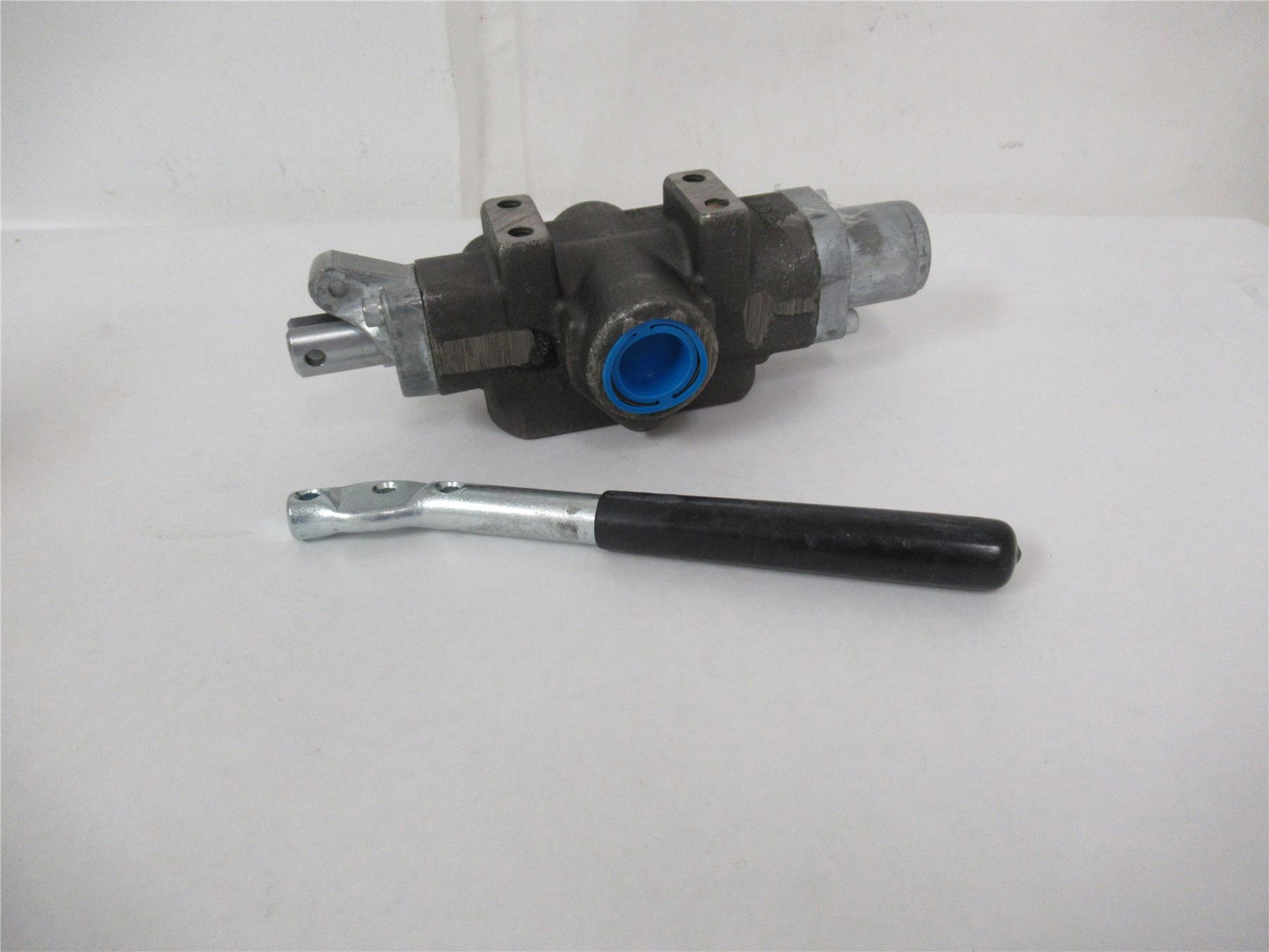 Energy 20038CVA200; Hyraulic Manual Valve3/4"ports1/2"outlets