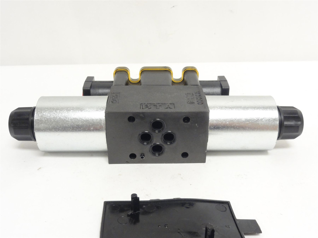 Parker D1VW001CNJG5; Directional Control Valve 3000PSI; 24VDC