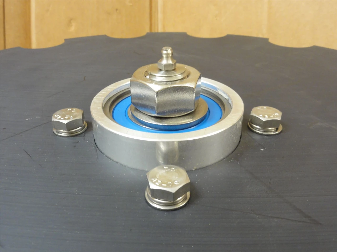 Foodmate SA00103332; Croner Wheel W/Axle & Lube Fitting; 15T