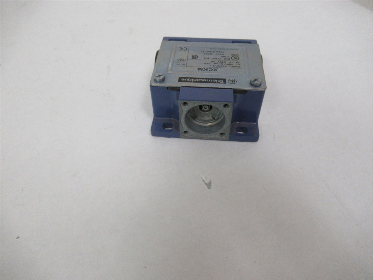 Telemecanique ZCKM1H29; Limit Switch 3 A 240 V; AC-15