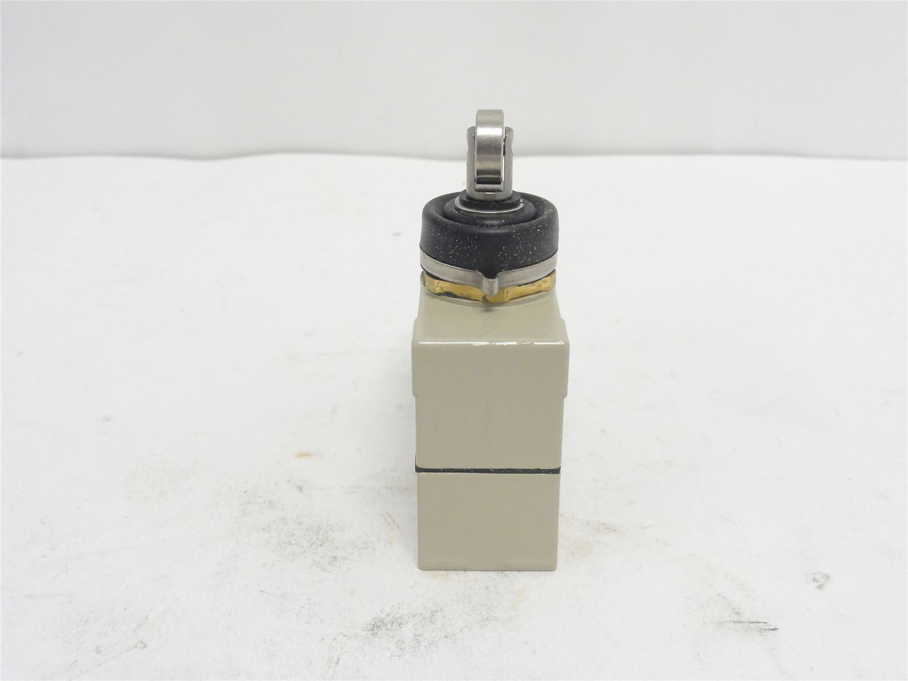 Omron ZE-N22-2S; Side Plunger Head Limit Switch 15A; 125VAC