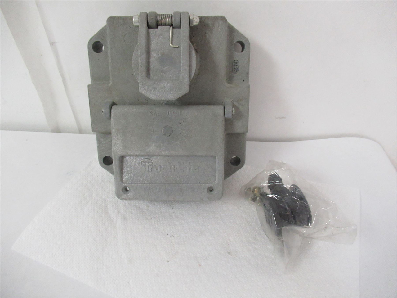 Truck-Lite 50805; Nosebox 7 Solid Pin