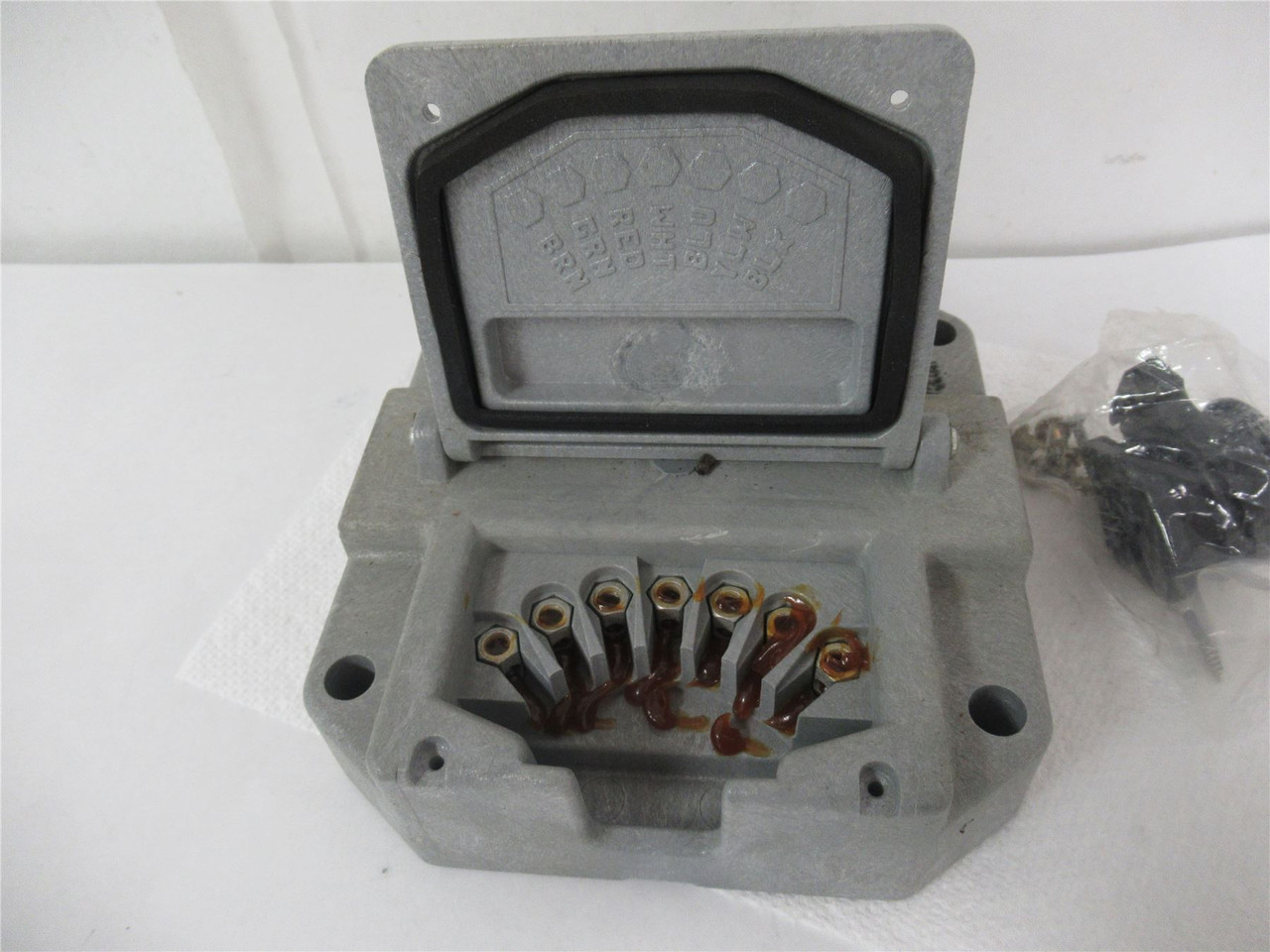Truck-Lite 50805; Nosebox 7 Solid Pin