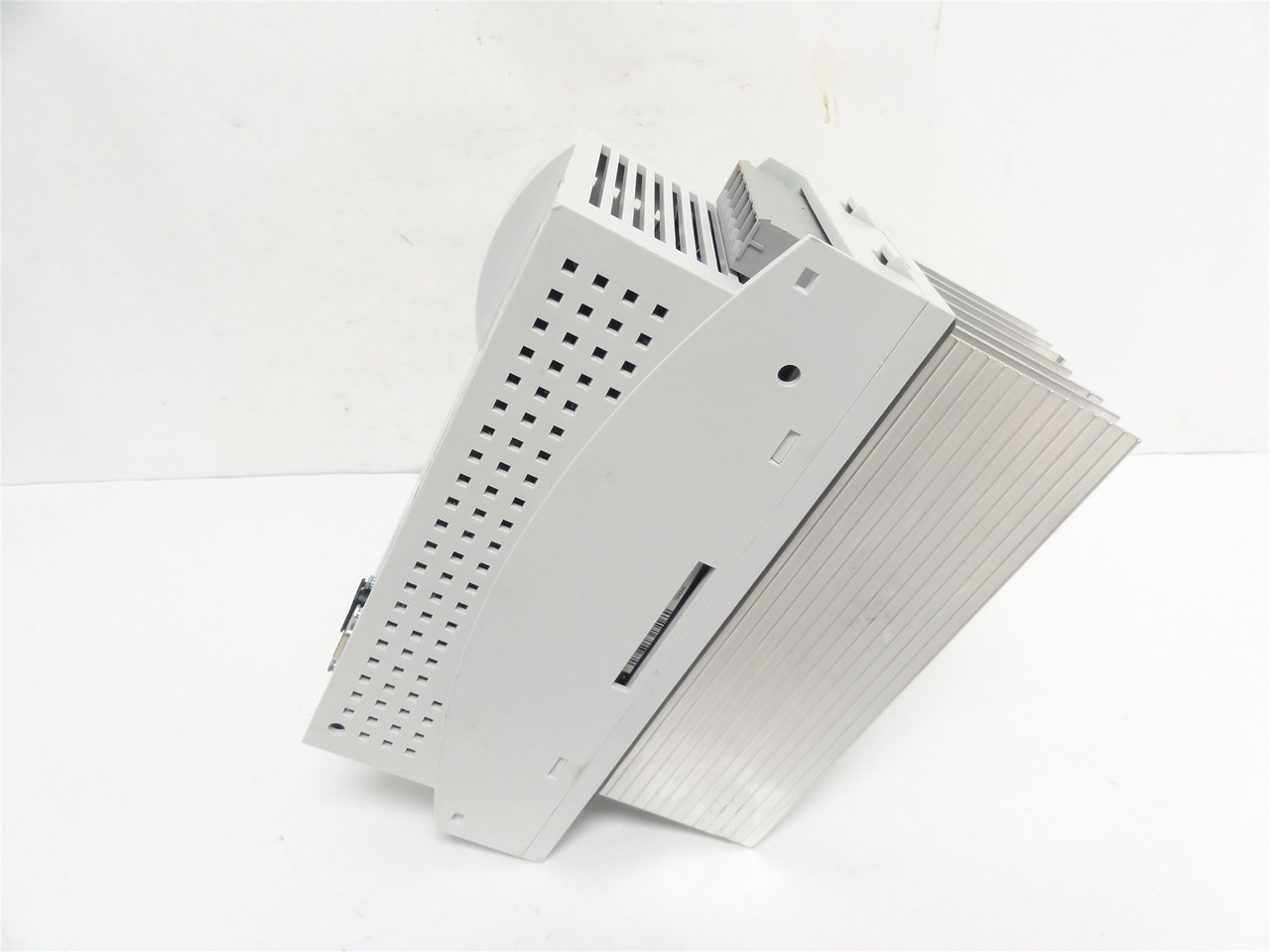 Lenze ECSEM004C4B; Inverter 13530923 565/67V In; 400/480V Out