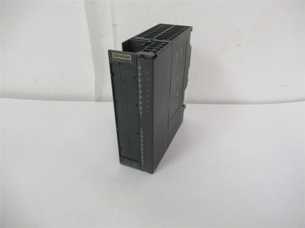 Siemens 6ES7322-1BH01-0AA0; Output Module 20-POLE 2AMP 24VDC