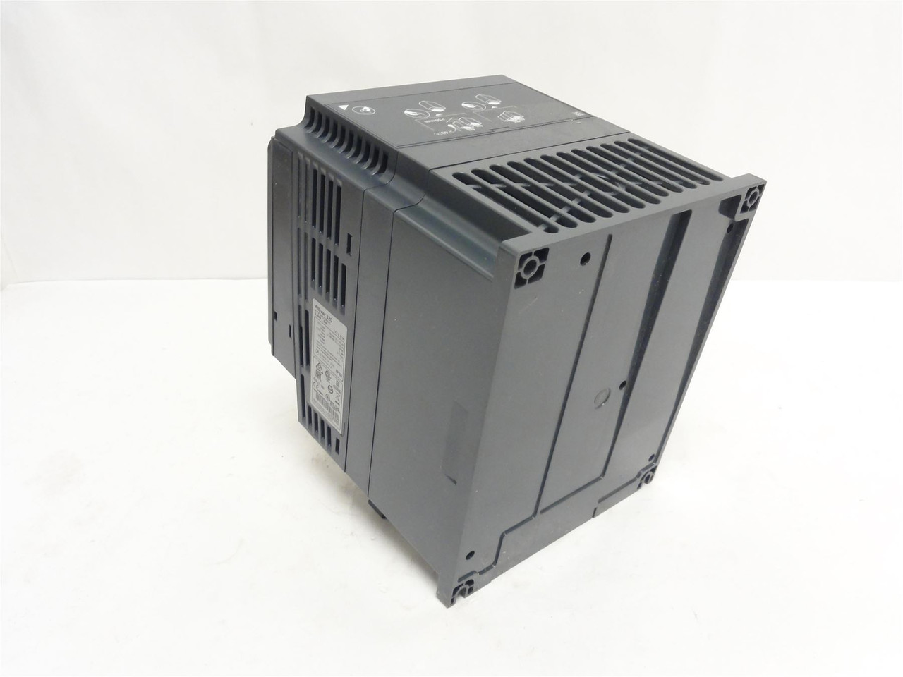 Schneider ATV320U22N4C; Altivar AC Drive 3HP 380-480V Input