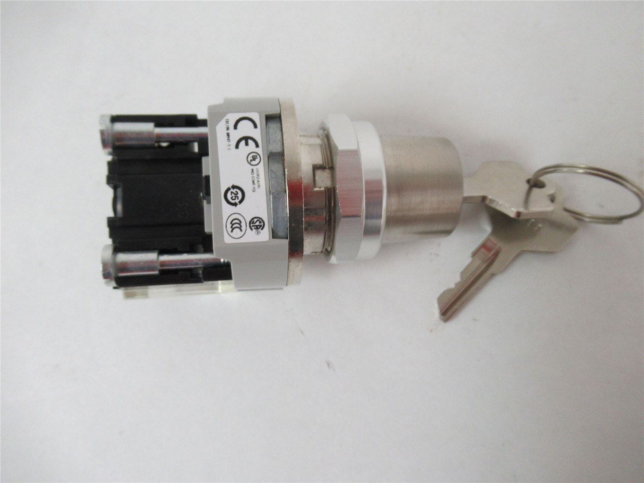 Allen-Bradley 800T-H3211A; Selector Switch 2 Position 30mm