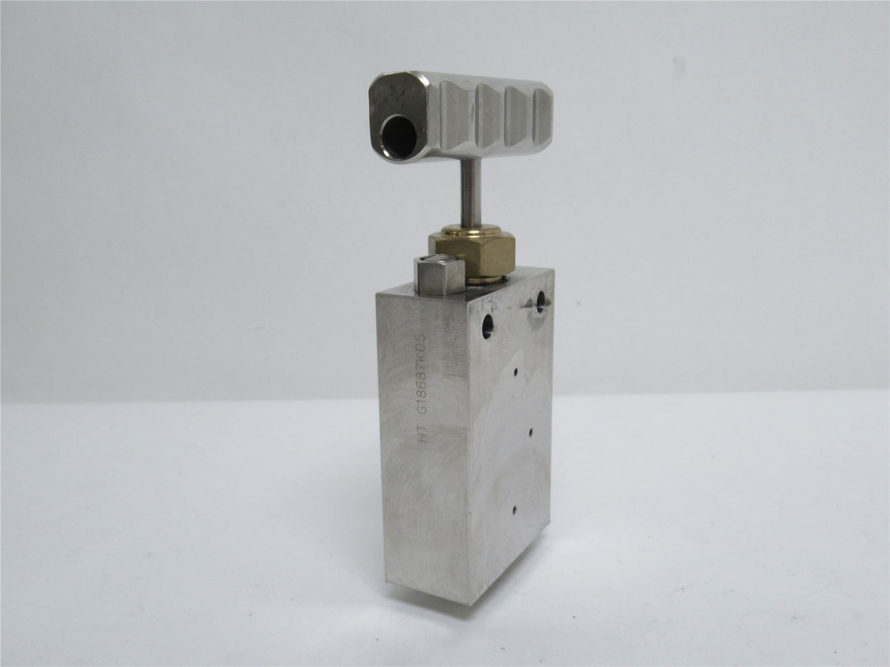 KMT 20468610; Hand Valve Assy; 1/4"; UHP; 90Deg; 2-Way; 100K