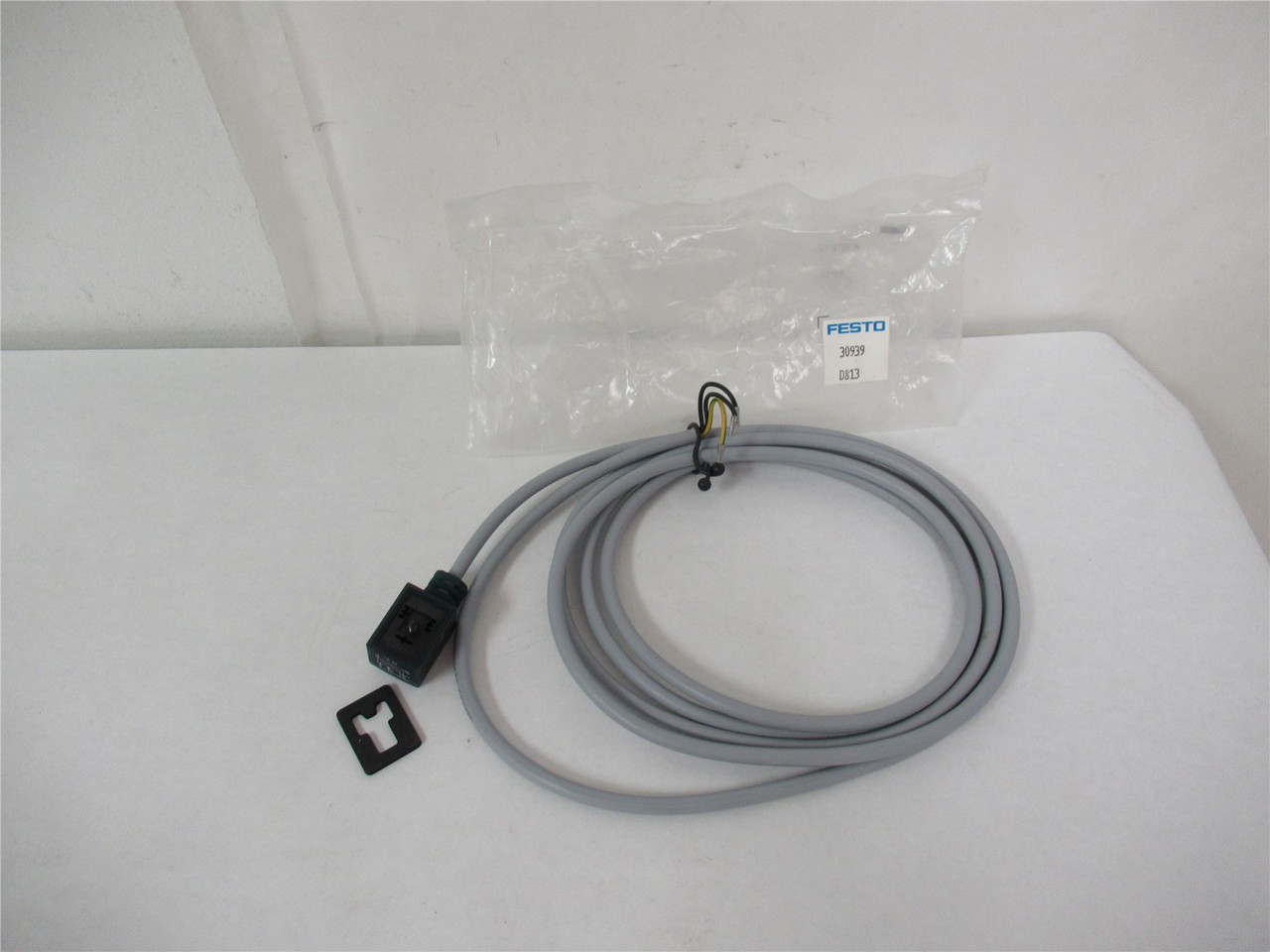 Festo 30939; Plug Socket with Cable KMV-1-24DC-2;5-LED