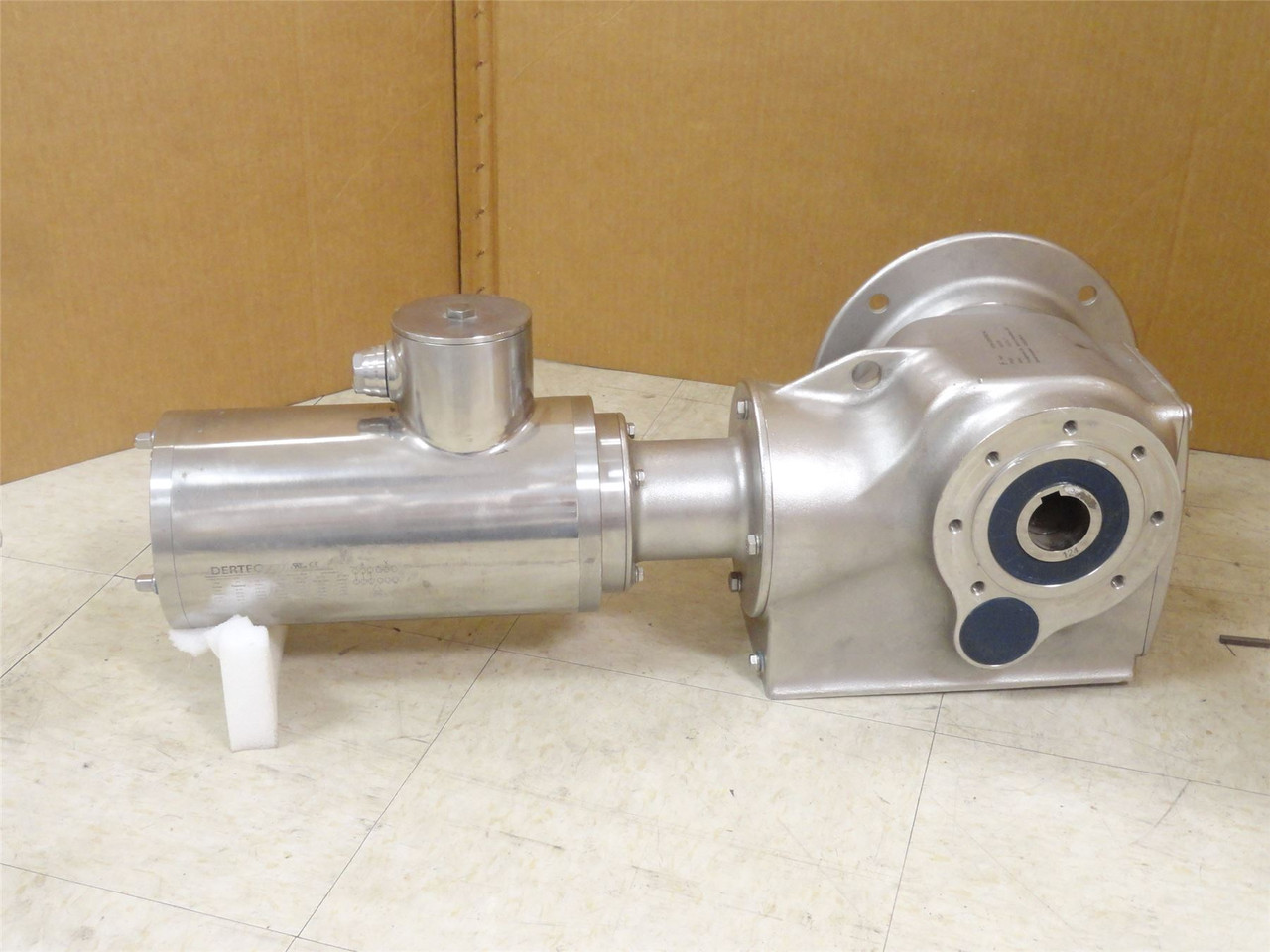 Dertec FKAF-068-B6; AC Motor Gearbox Ratio 123.5:1;  0.18kW