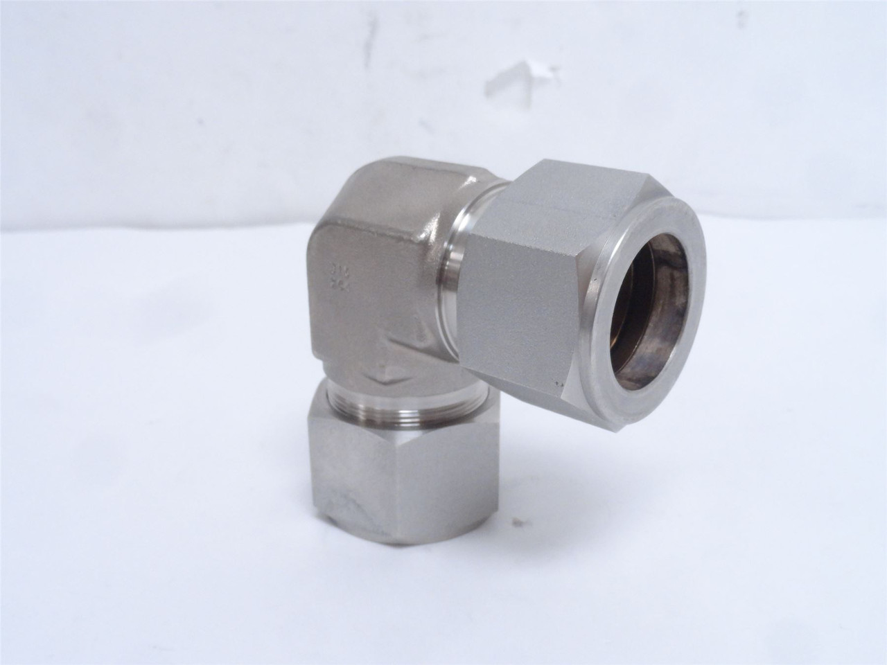 Swagelok SS-2000-9; Tube Elbow; 90Deg; SS-316; Size: 1-1/4"