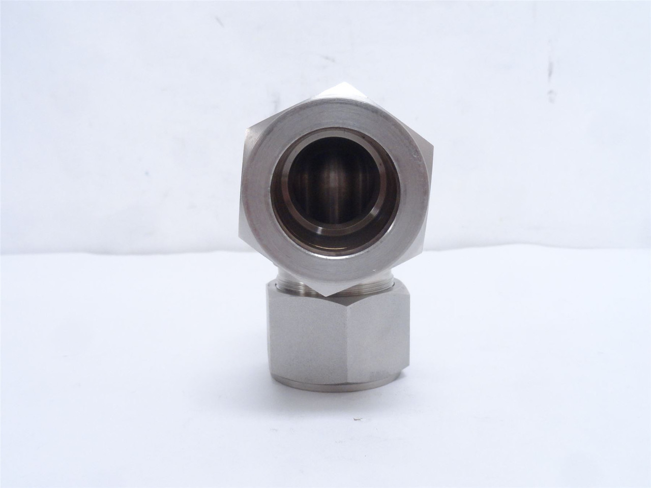 Swagelok SS-2000-9; Tube Elbow; 90Deg; SS-316; Size: 1-1/4"