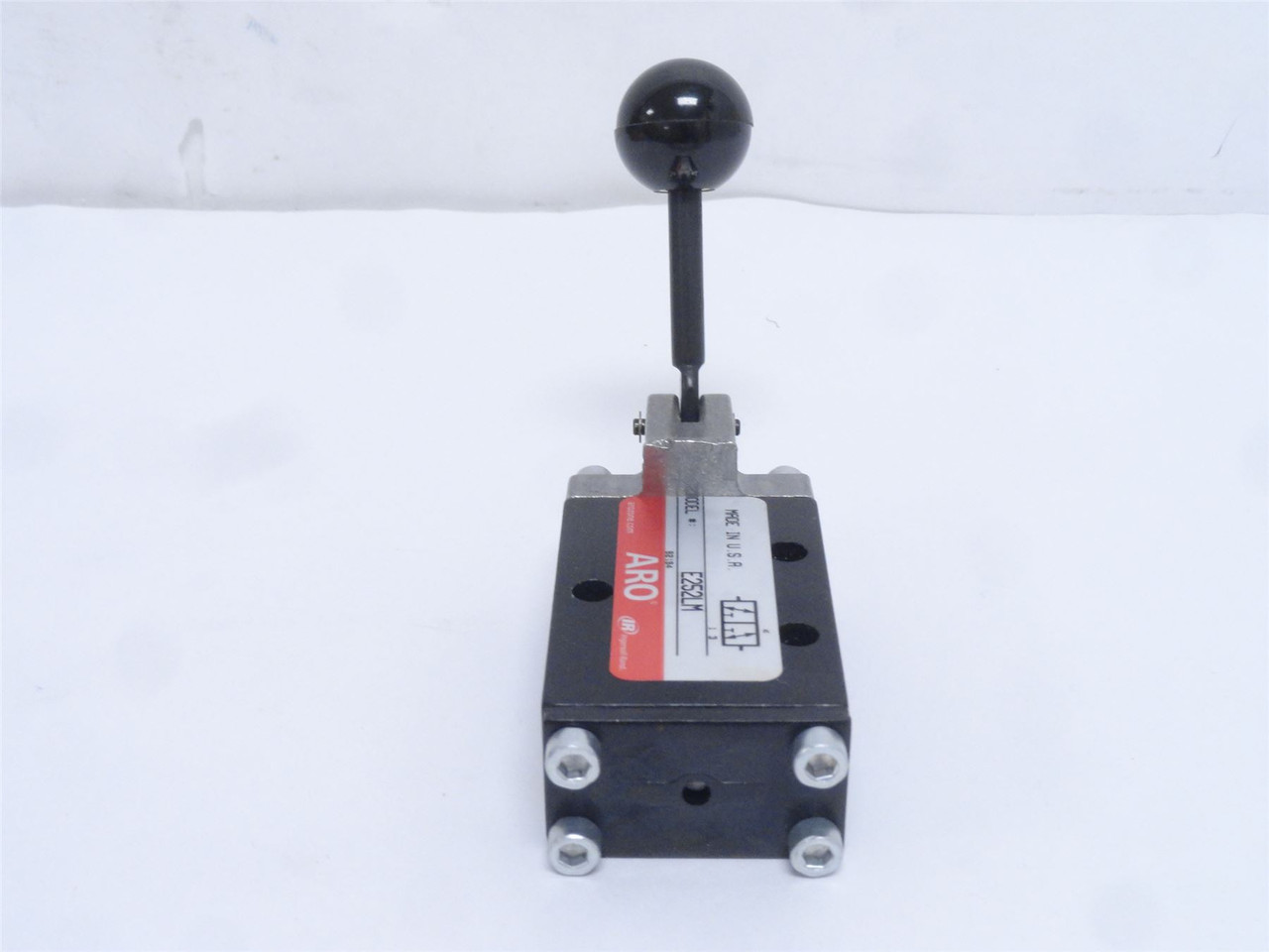 ARO E252LM; Manual Air Control Valve; 1/4NPT Ports; 3-Way