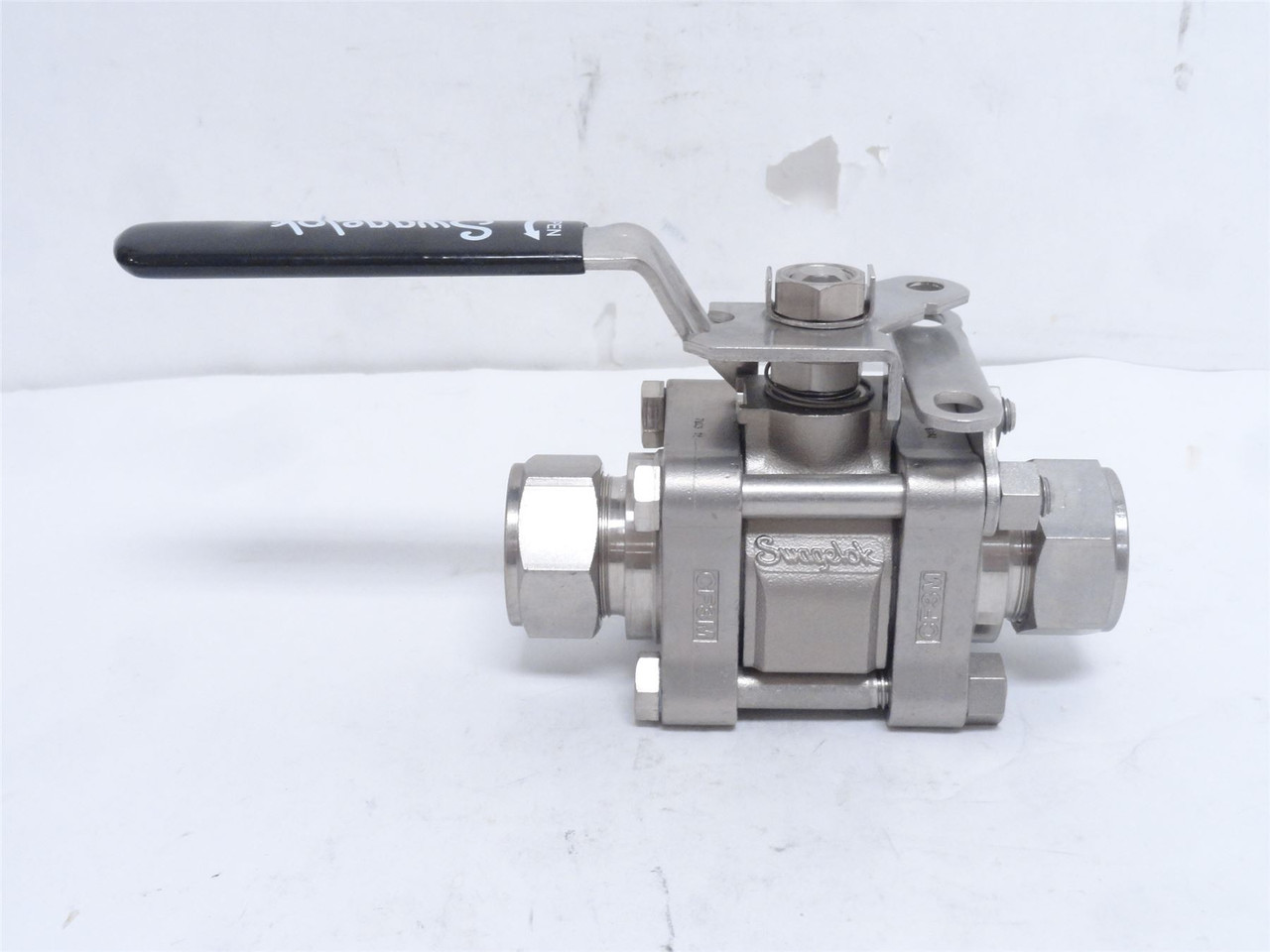 Swagelok SS-65TS16-JL; Ball Valve; SS-316; 1" Tube; 2200PSIG