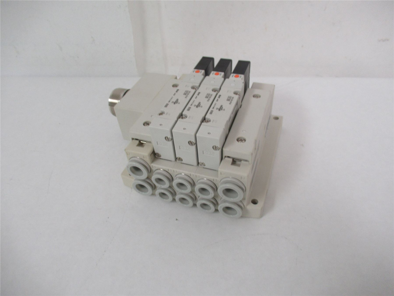 SMC SS5V2-W10CD-03B-C8; Pneumatic Manifold Assembly Circ Conn