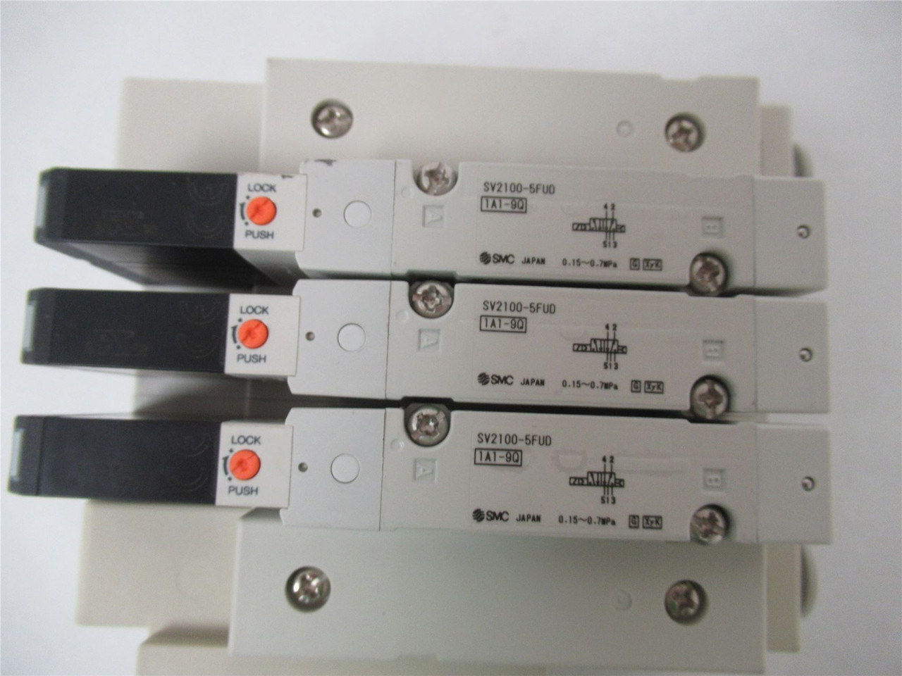 SMC SS5V2-W10CD-03B-C8; Pneumatic Manifold Assembly Circ Conn