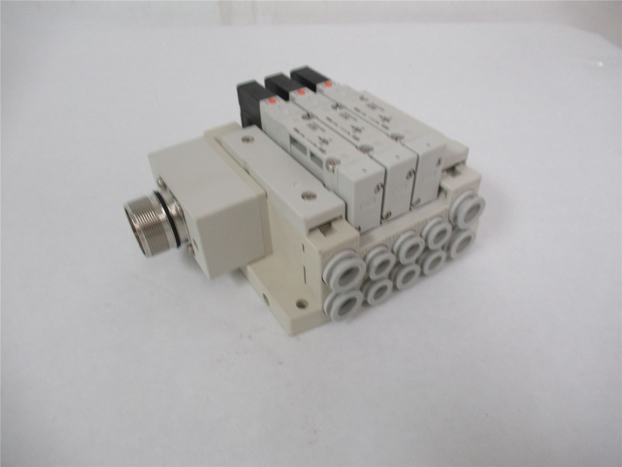 SMC SS5V2-W10CD-03B-C8; Pneumatic Manifold Assembly Circ Conn