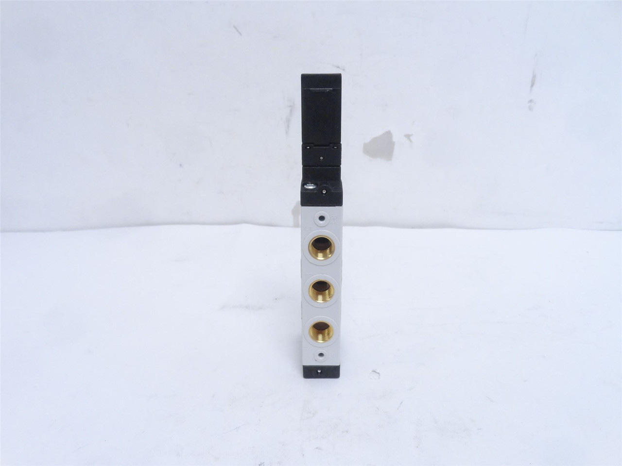 Aventics 820060311; Directional Valve; 10BAR; 24VDC