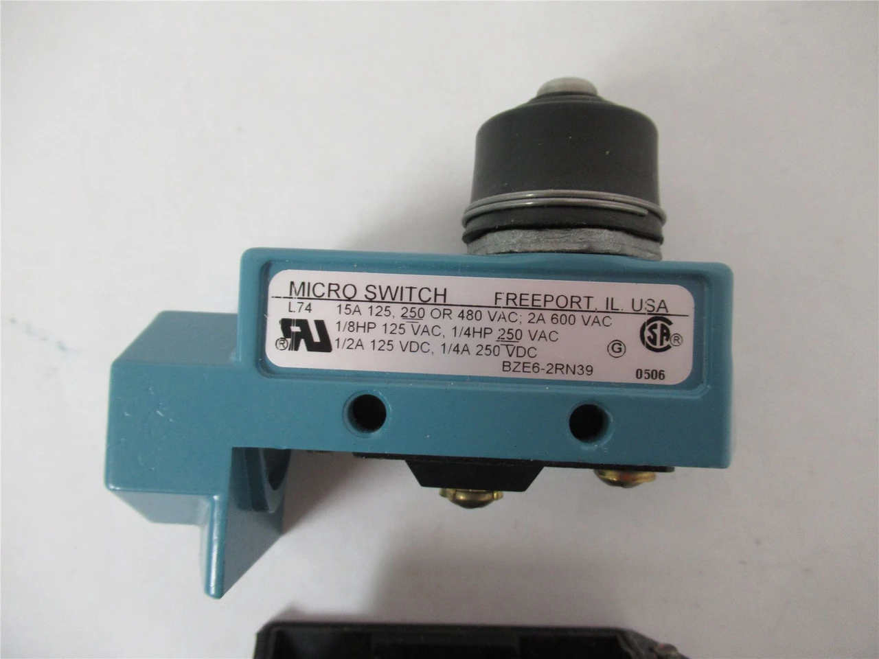 Honeywell BZE62RN39; Limit Switch 15 A 600 VAC  250 VDC