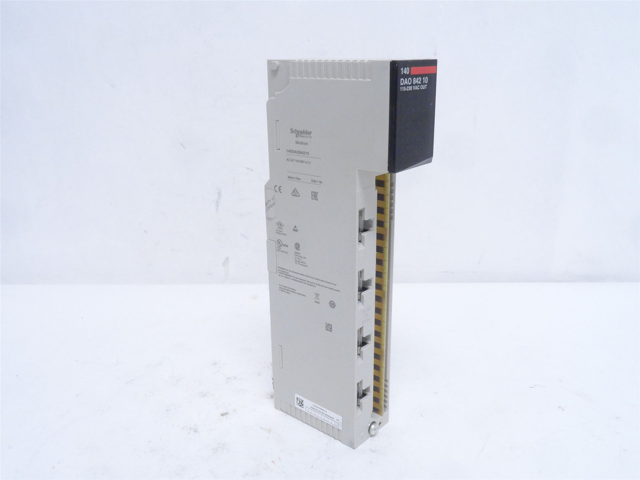Schneider 140DAO84210; Discrete Output Module; 100-230VAC; 5A