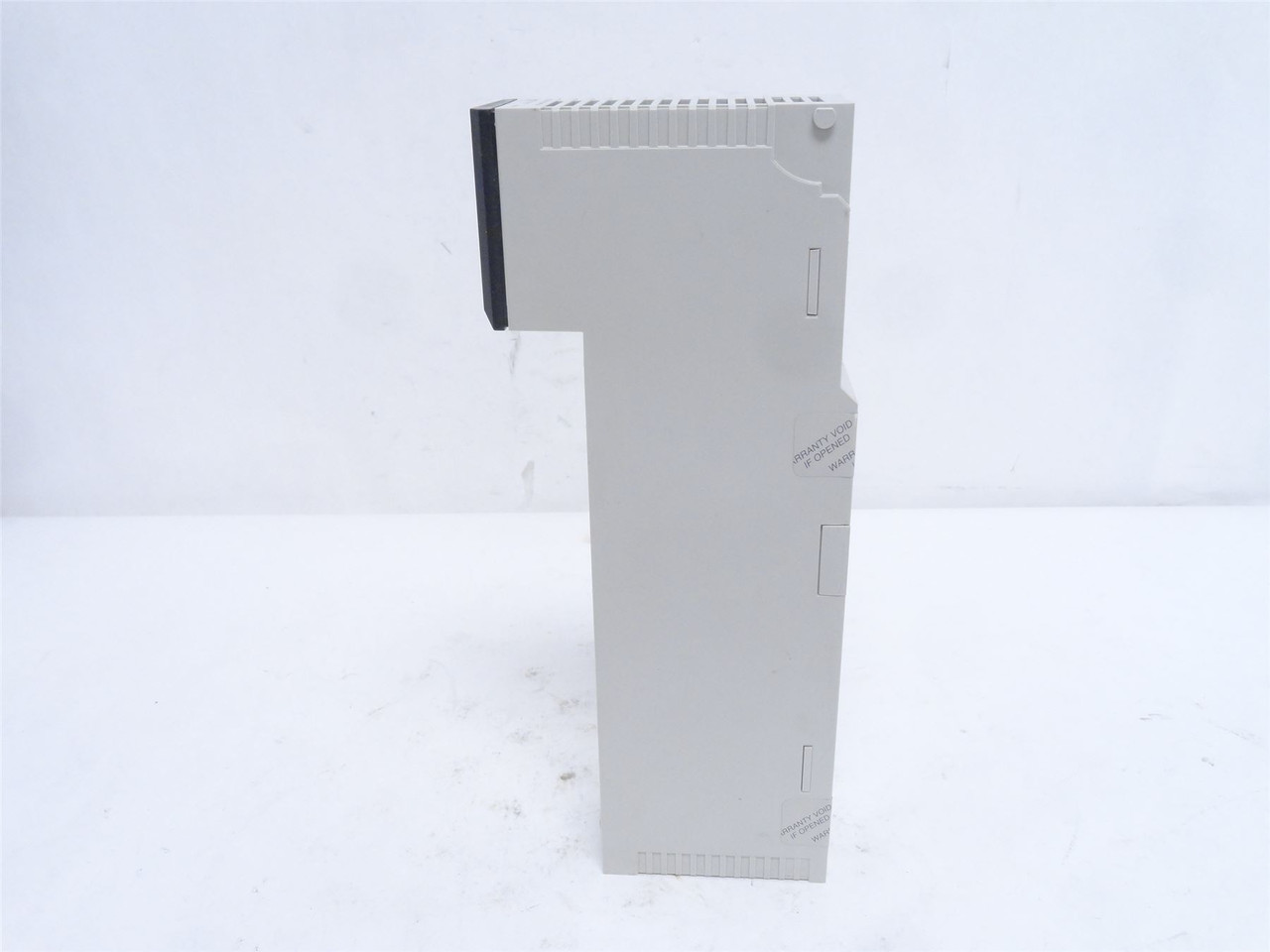 Schneider 140DAO84210; Discrete Output Module; 100-230VAC; 5A