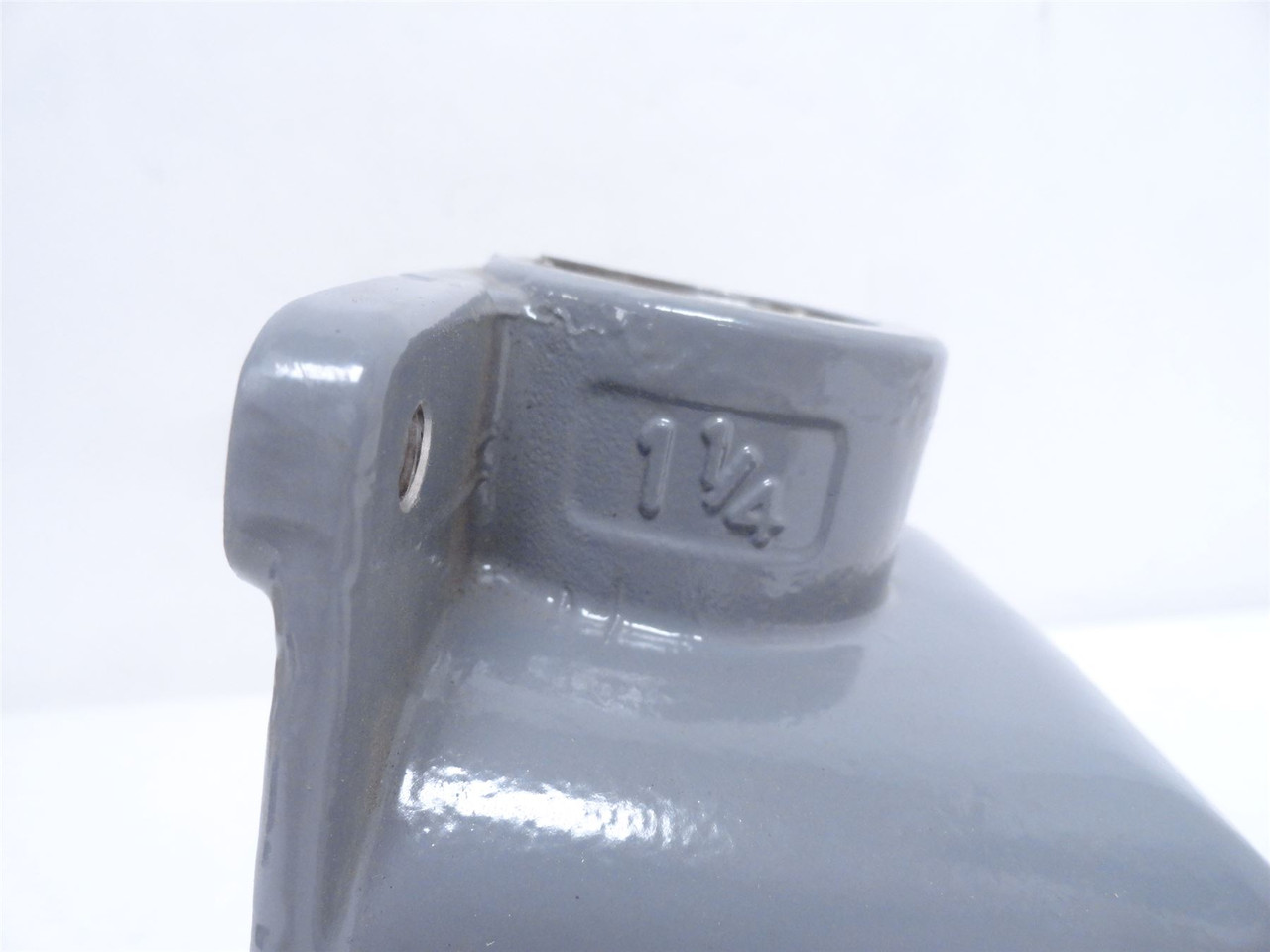 Hubbell BB601W; Aluminum Dead End Angle Back Box; 1-1/4NPT