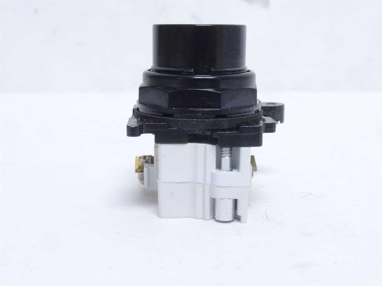 Eaton E34PB251X; Red Flush Mount Push-Button; 1-NC; 30.5mm