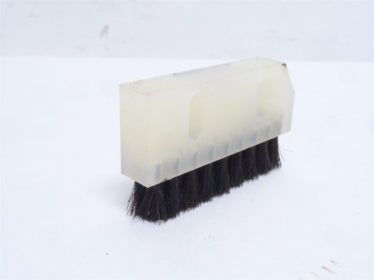 Cryovac FUR16576; UZUSHIO Brush; 3-3/8" Long x 2" Tall